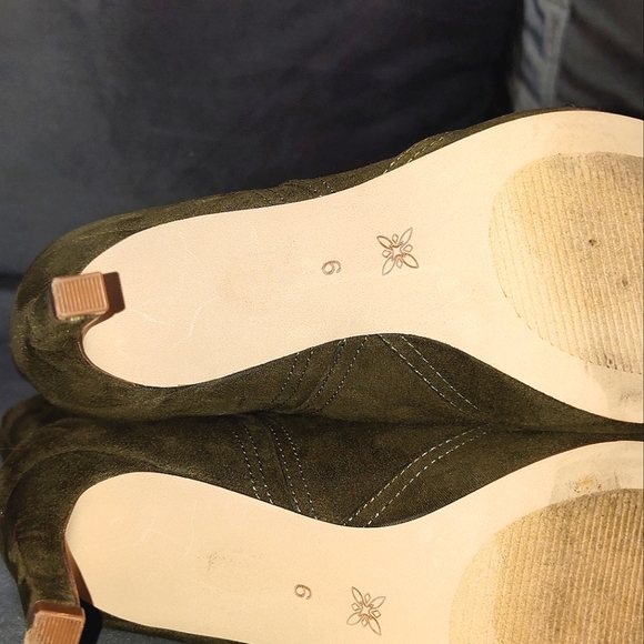 BCBGENERATION SARA BOOTIE OLIVE SUEDE WESTERN EMBROIDERED ANKLE BOOTS SIZE 6 - Picture 8 of 9
